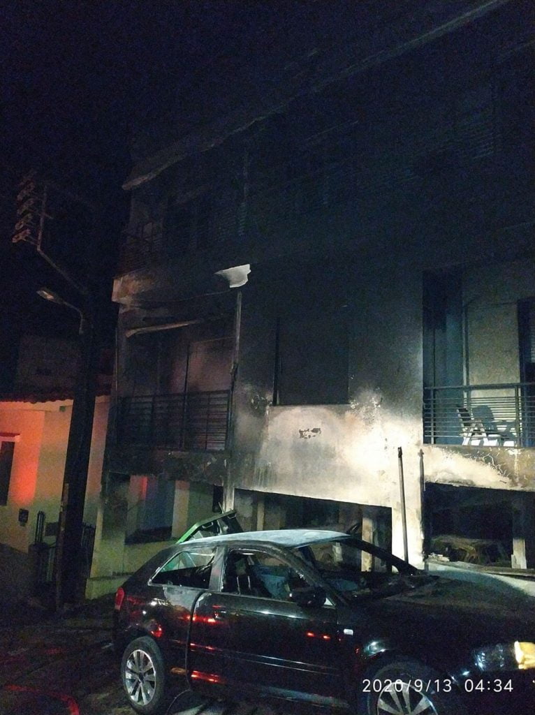 Φωτιά σε πυλωτή πολυκατοικίας- Κάηκαν έξι αυτοκίνητα (pics)
