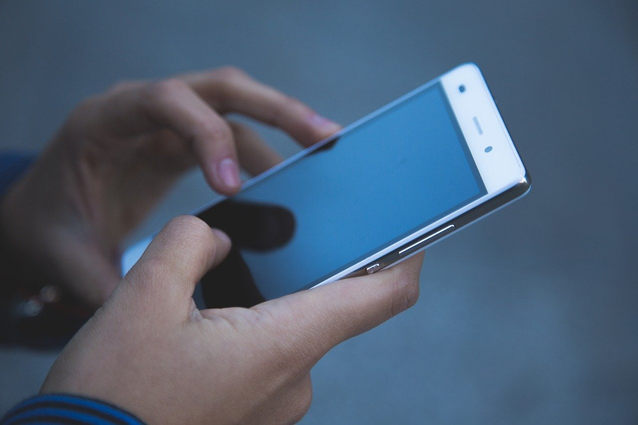 Διαγράψτε  τις τέσσερις επικίνδυνες εφαρμογές για το κινητό σας Hands-1851218_1280