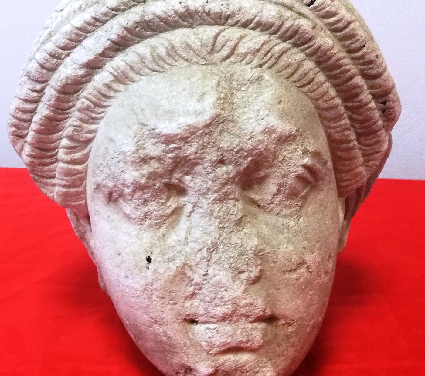 Θεσσαλονίκη: Βρέθηκε μέσα σε διαμέρισμα μαρμάρινη κεφαλή αγάλματος του 2ου αιώνα π.Χ. (φωτο)