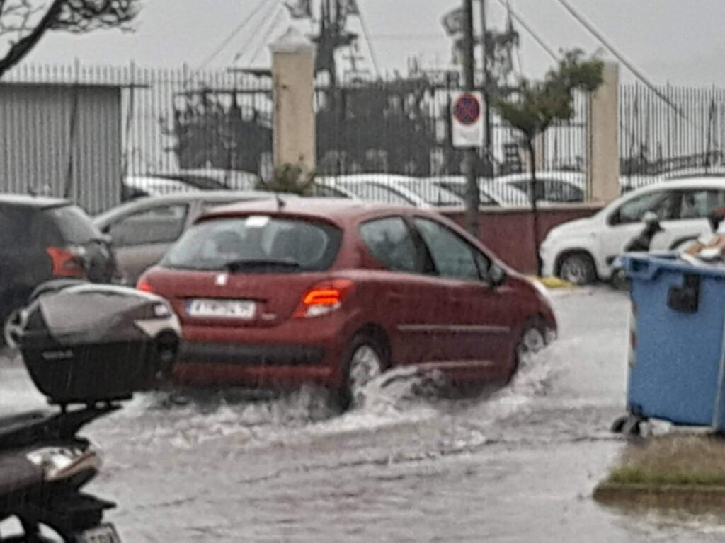 Vreme rea în Corfu: râurile au inundat drumurile, noul port a fost inundat foto si video
