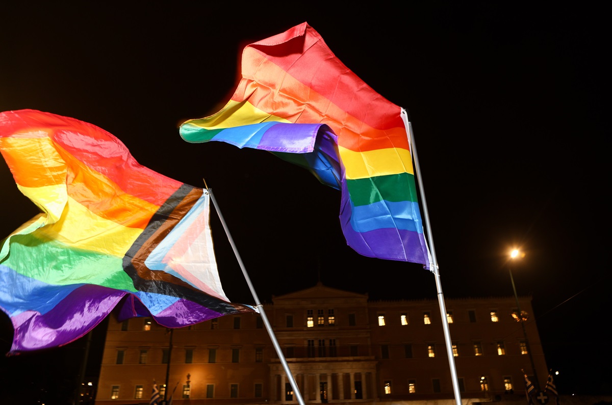Γάμος ομόφυλων ζευγαριών στην Ελλάδα: Πώς είδαν τα διεθνή ΜΜΕ την ψήφιση του νομοσχεδίου