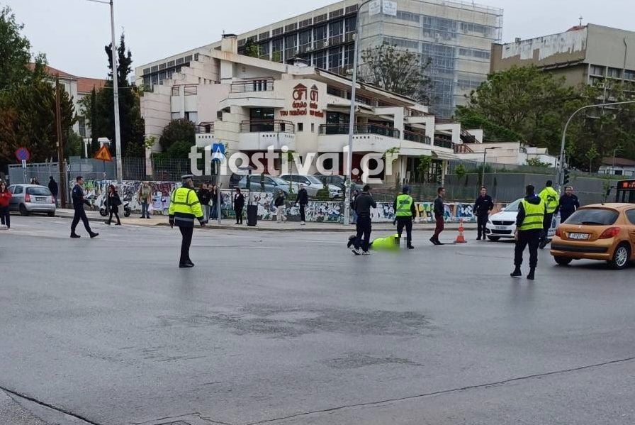Μηχανή παρέσυρε τροχονόμο στο κέντρο της Θεσσαλονίκης- Μεταφέρεται στο νοσοκομείο (φωτο)