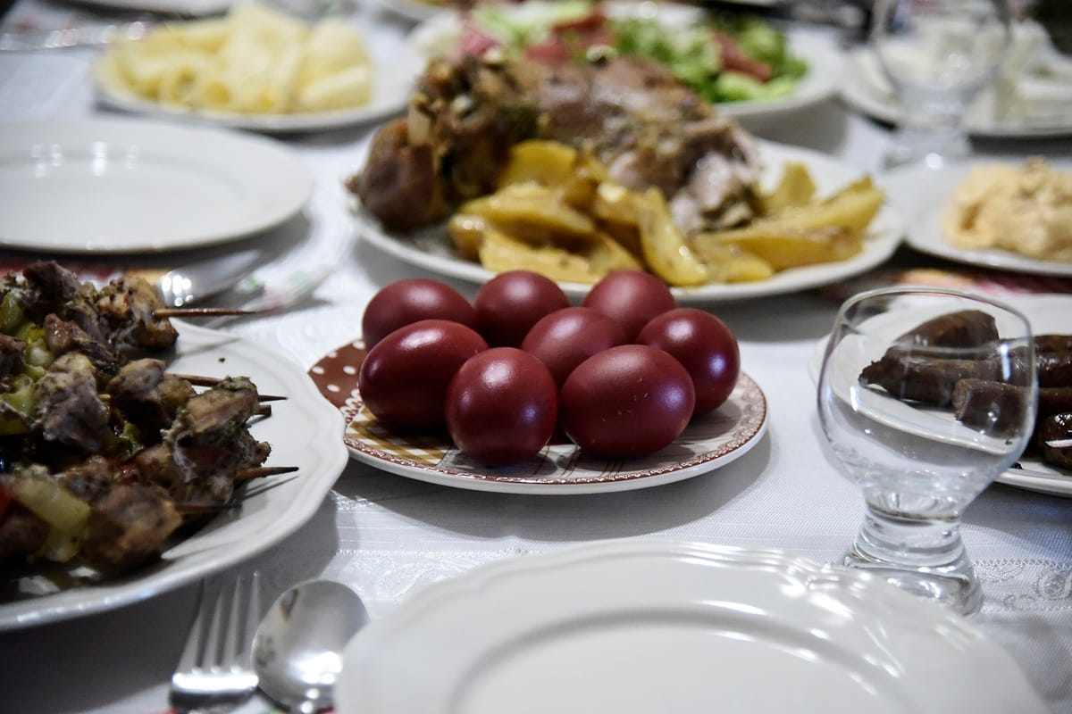 Αποτοξίνωση μετά το Πάσχα: Oδηγός για να επανέλθει ο μεταβολισμός, να φύγει το πρήξιμο και να ανακτήσετε τη φόρμα σας