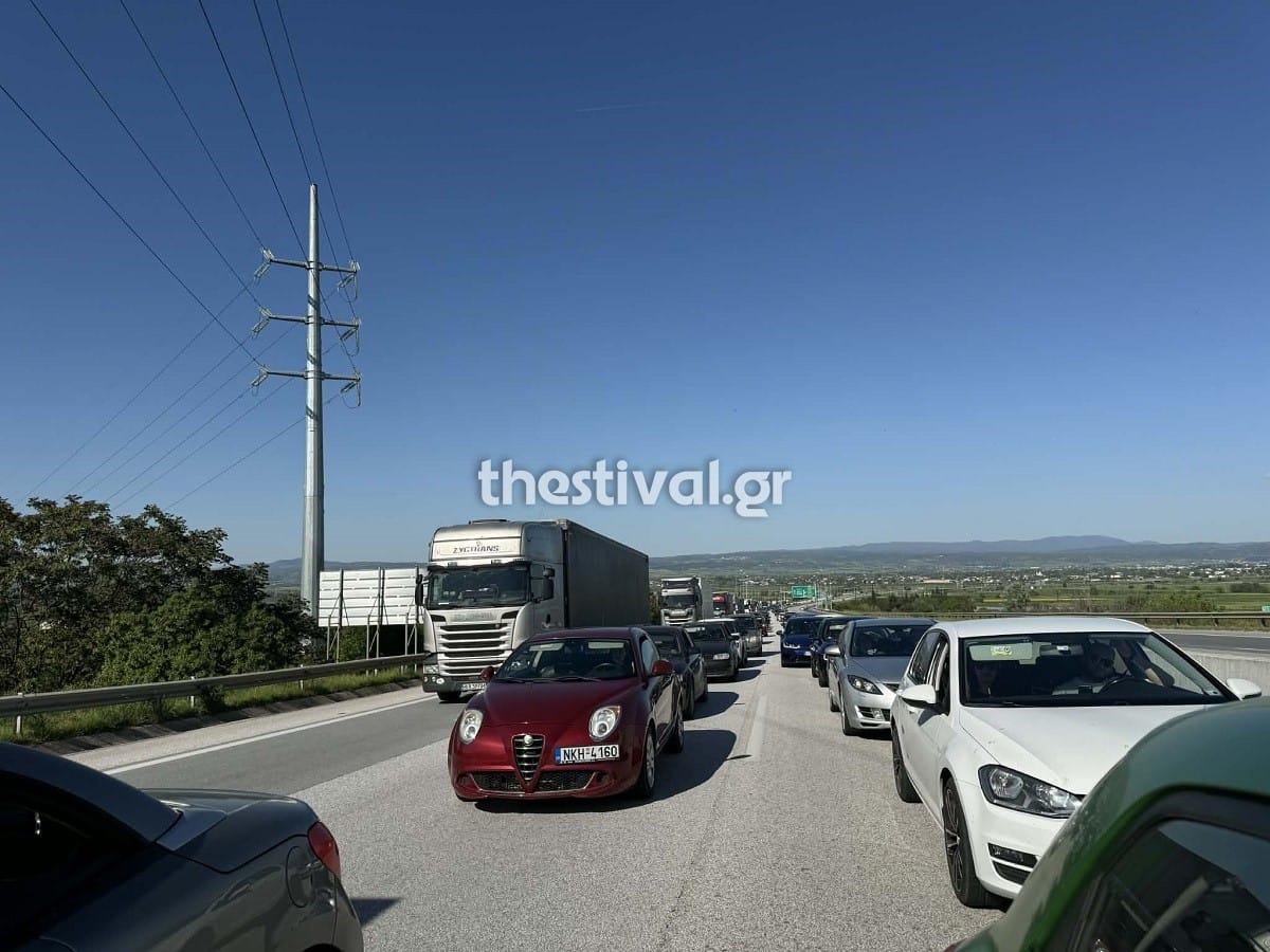 Θεσσαλονίκη: Σφοδρή σύγκρουση ΙΧ με δίκυκλο στο Δερβένι – Σοβαρά τραυματίας ο μοτοσικλετιστής, ουρές χιλιομέτρων