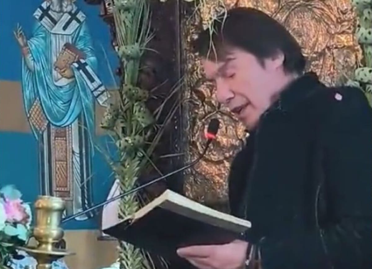 Ο Στράτος Τζώρτζογλου απήγγειλε το Πιστεύω σε εκκλησία στη Ρόδο – Δείτε βίντεο