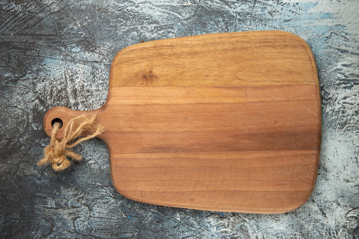 Ξύλινη επιφάνεια κοπής: Τα απλά βήματα για να γίνει ξανά σαν καινούργια – Τα λάθη που την καταστρέφουν