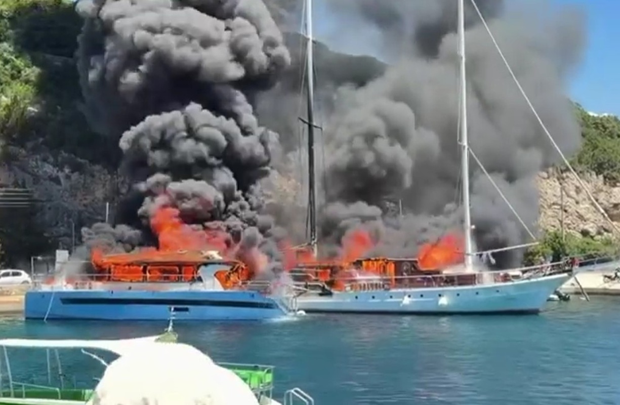 Παξοί: Τουριστικά σκάφη τυλίχθηκαν στις φλόγες – Δ
