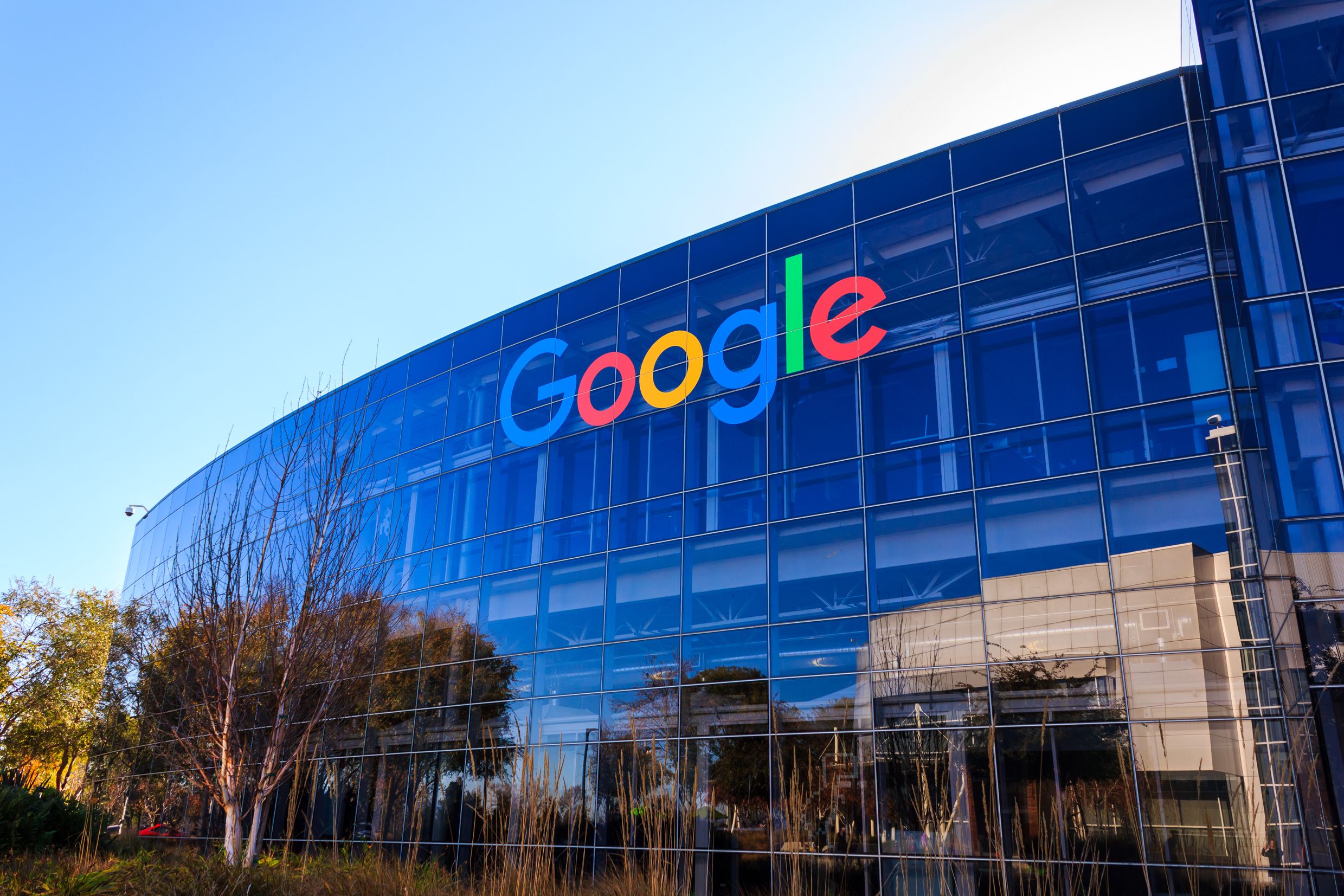 Διευθυντής της Google παραιτήθηκε λόγω της συνεργα